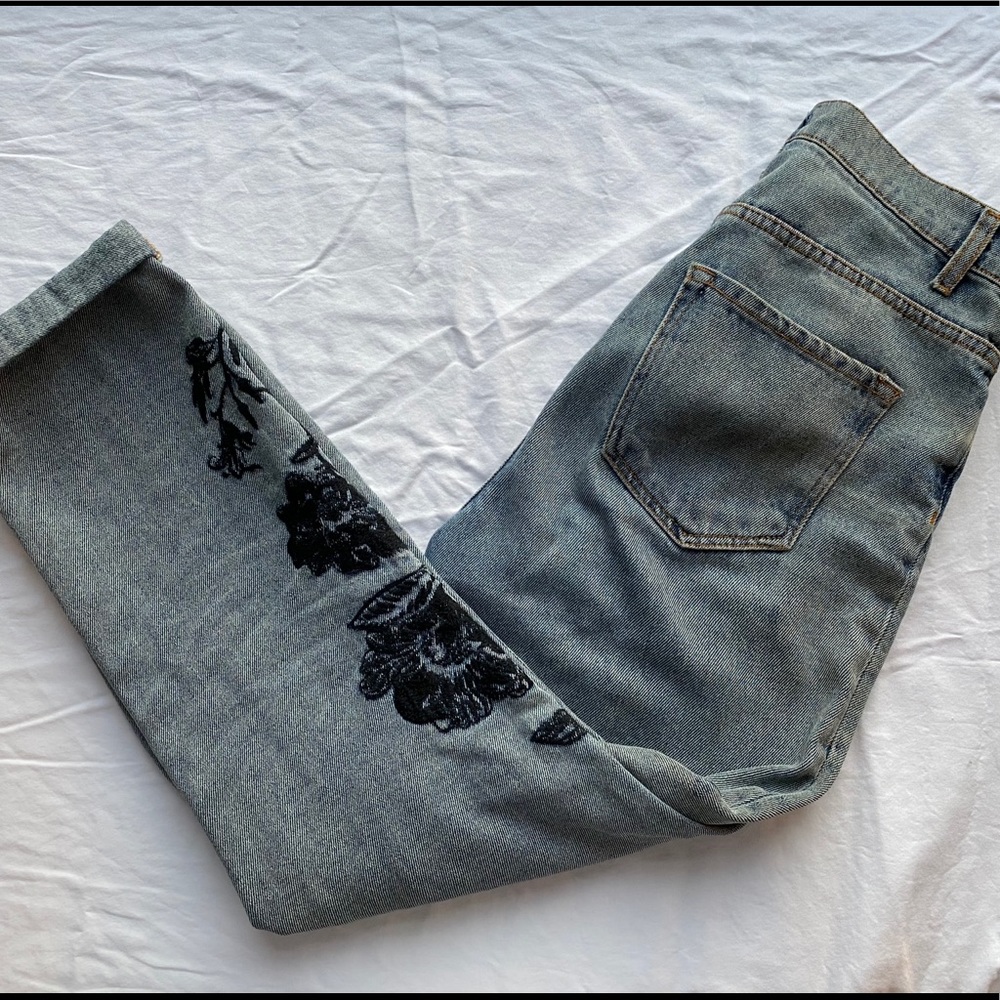 ✨floral embroidered BDG mom jeans✨